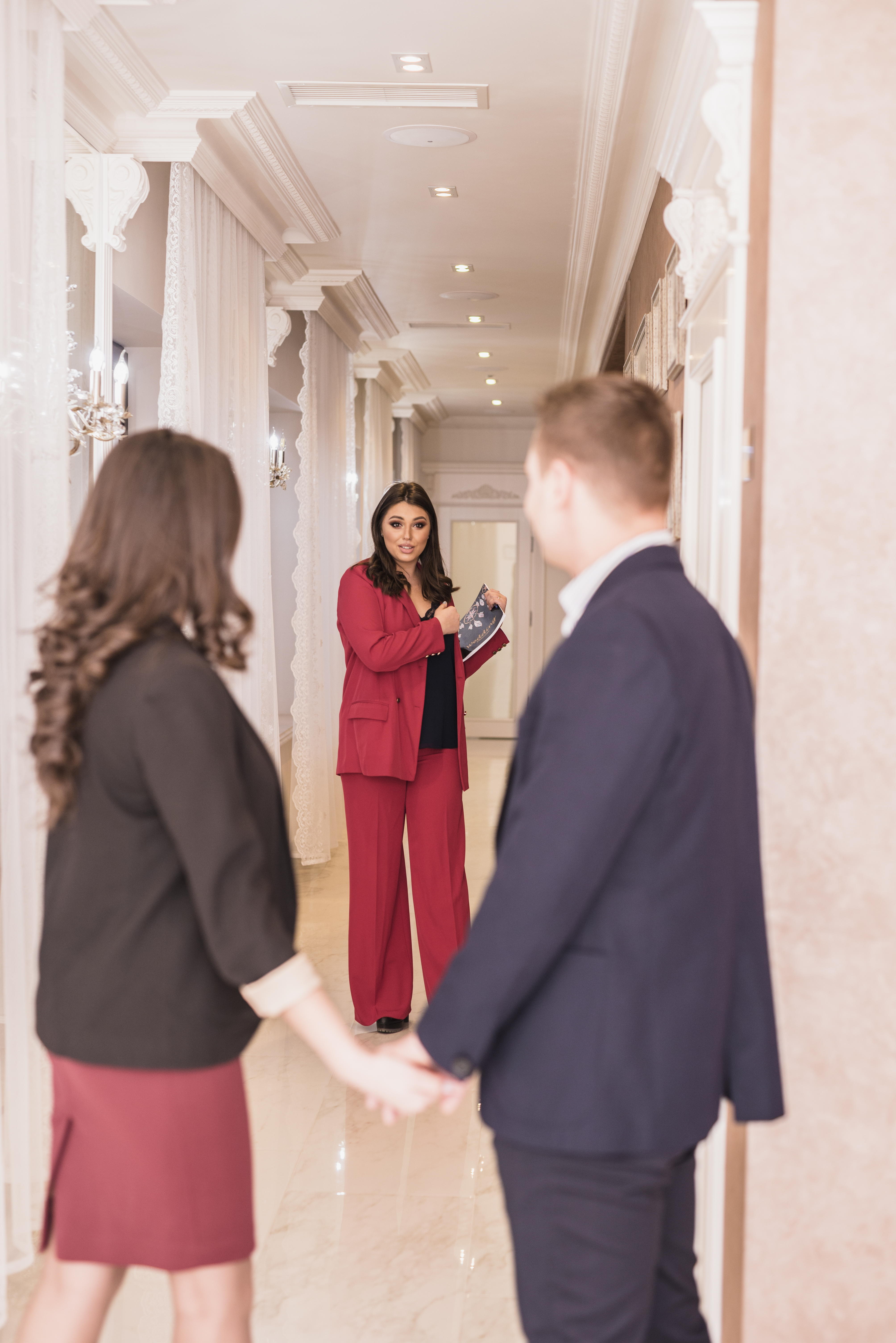 A Nid Douillet advisor meeting with clients